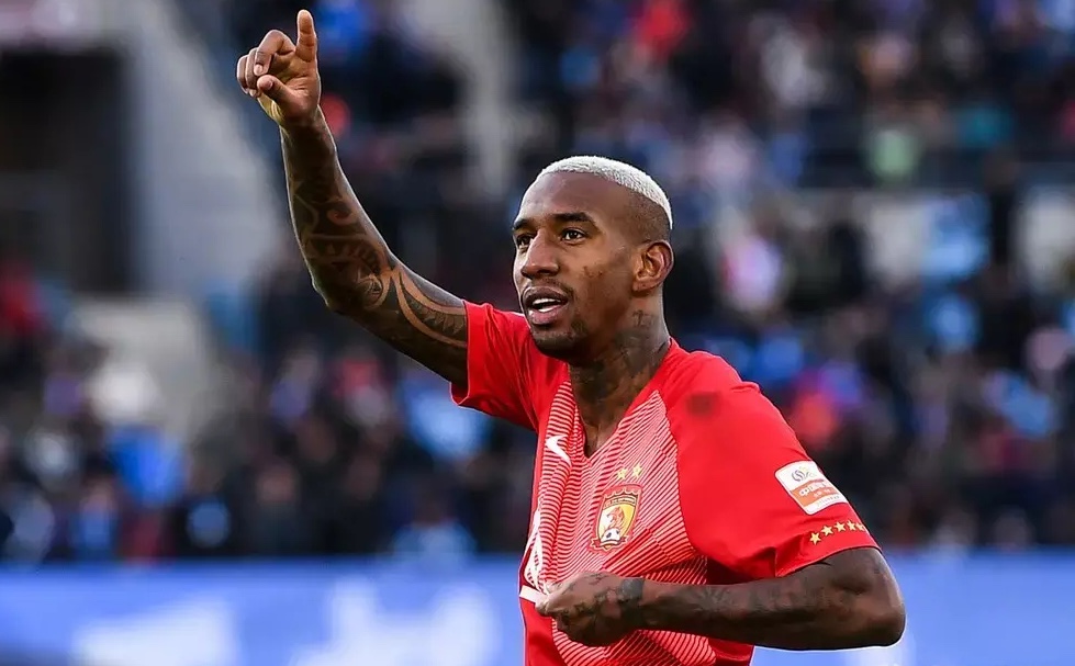 包含年轻球队喜迎胜利，稳站榜首得意洋洋的词条