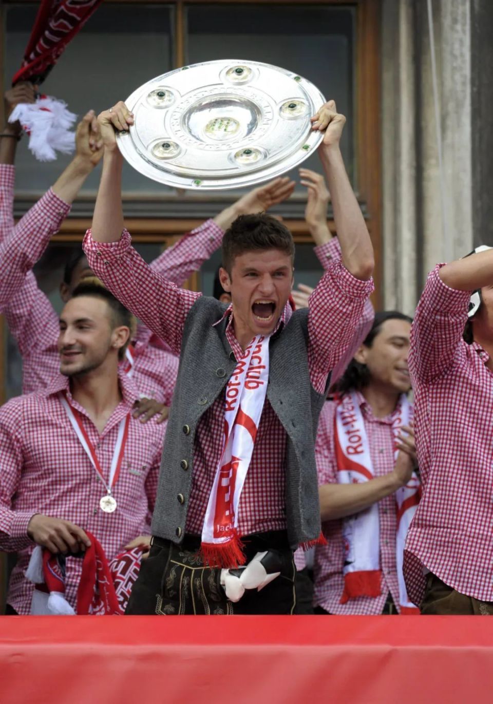 包含红牌停赛！尤文图斯球员因激烈抗议遭罚的词条