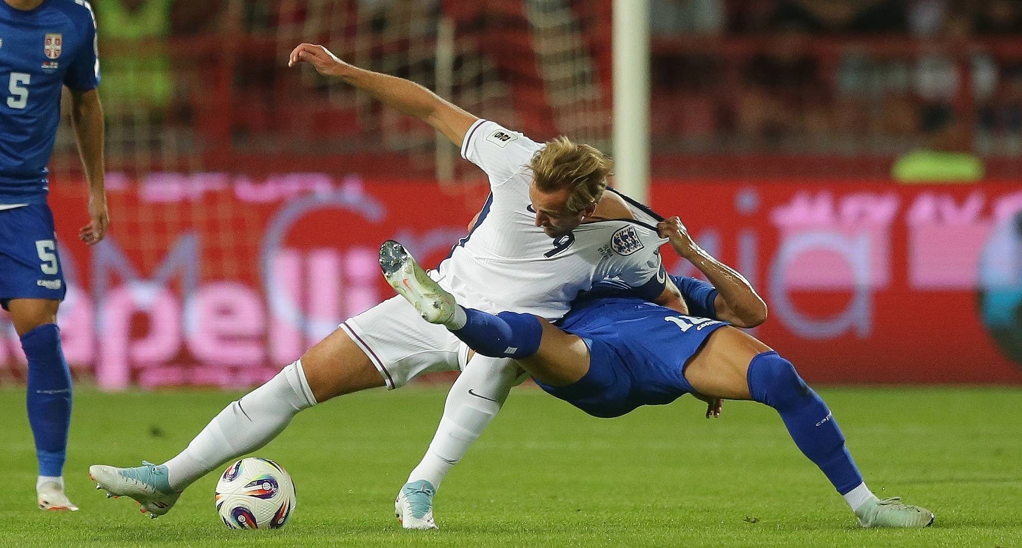 包含英格兰队轻松晋级，领跑小组出线的词条