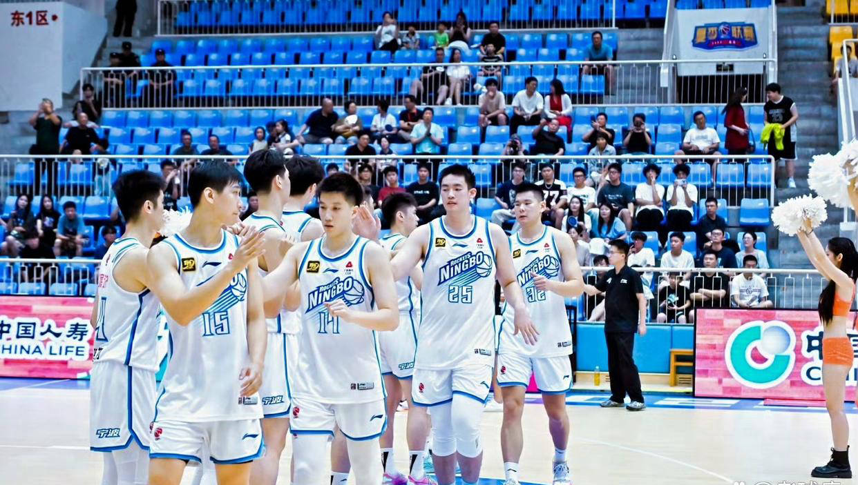 天博体育官方网站-篮球比赛中出现黑马球队崛起，挑战传统强队(篮球比赛黑哨)