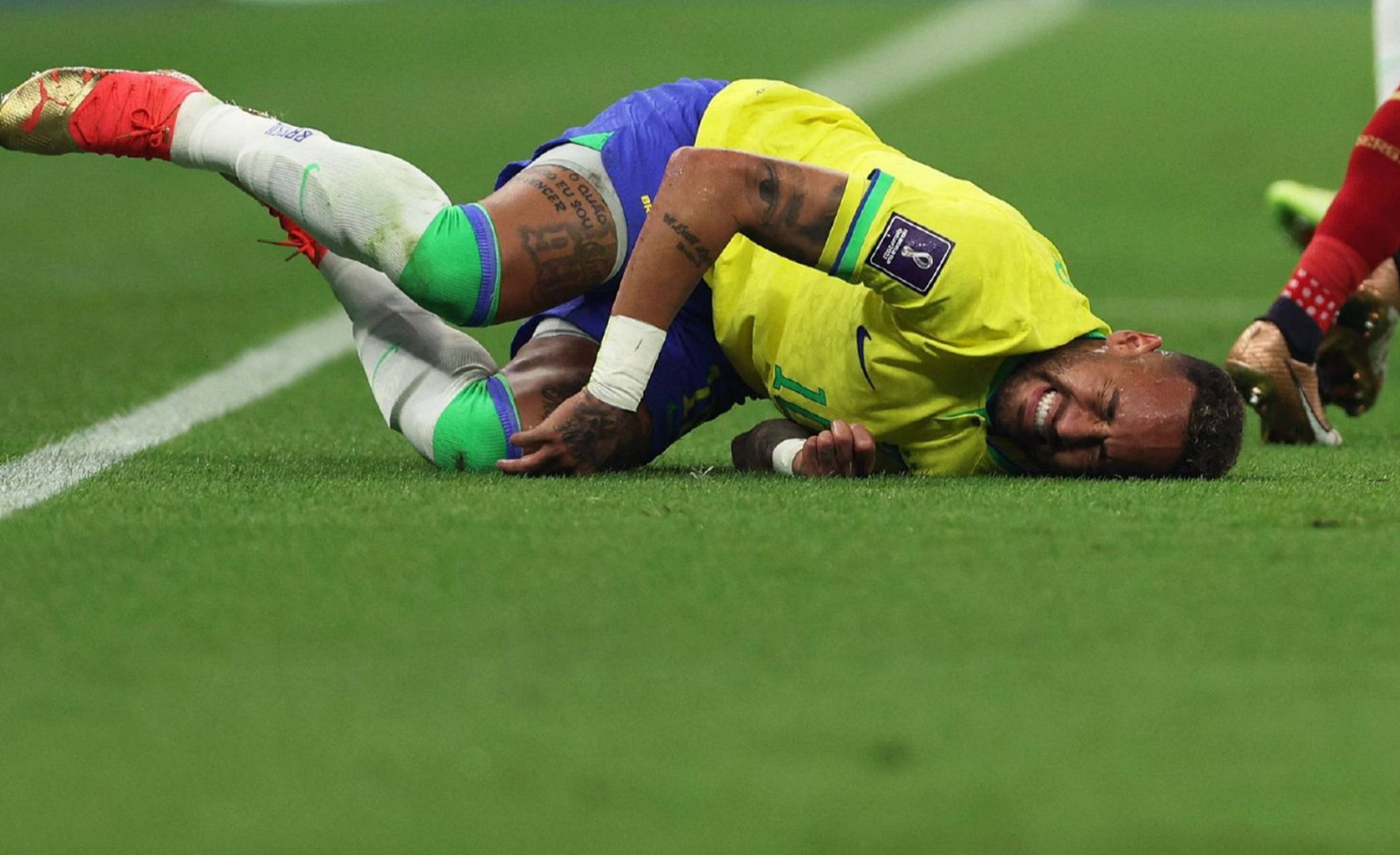 TIANBO体育-中国足球运动员在赛场上勇猛作战