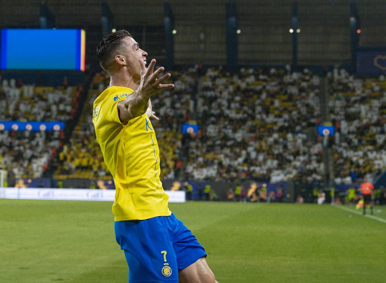 中国足球运动员在赛场上勇猛作战 中国足球运动员在赛场上勇猛作战